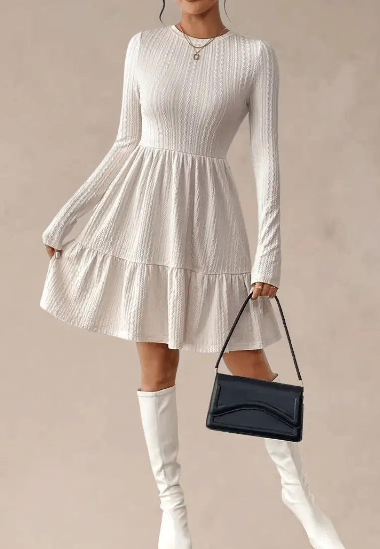 Katarzyna | Beżowa sukienka dzianinowa z długim rękawem i okrągłym dekoltem