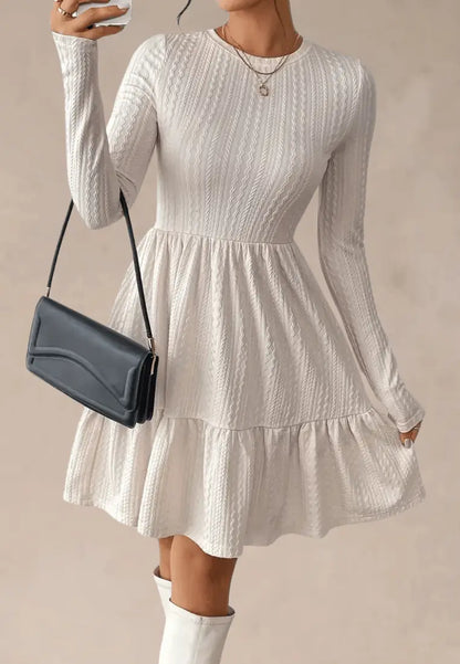 Katarzyna | Beżowa sukienka dzianinowa z długim rękawem i okrągłym dekoltem