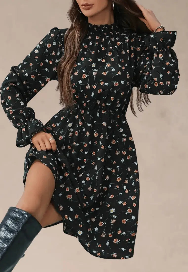 Emilia | Czarna sukienka w kwiaty ze stójką i długim rękawem