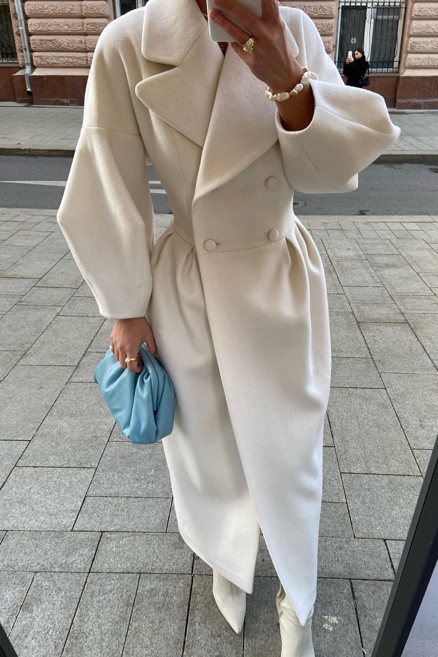 Małgorzata I Elegancki, długi płaszcz  – stylowy fason, idealny na chłodniejsze dni i wyjątkowe okazje