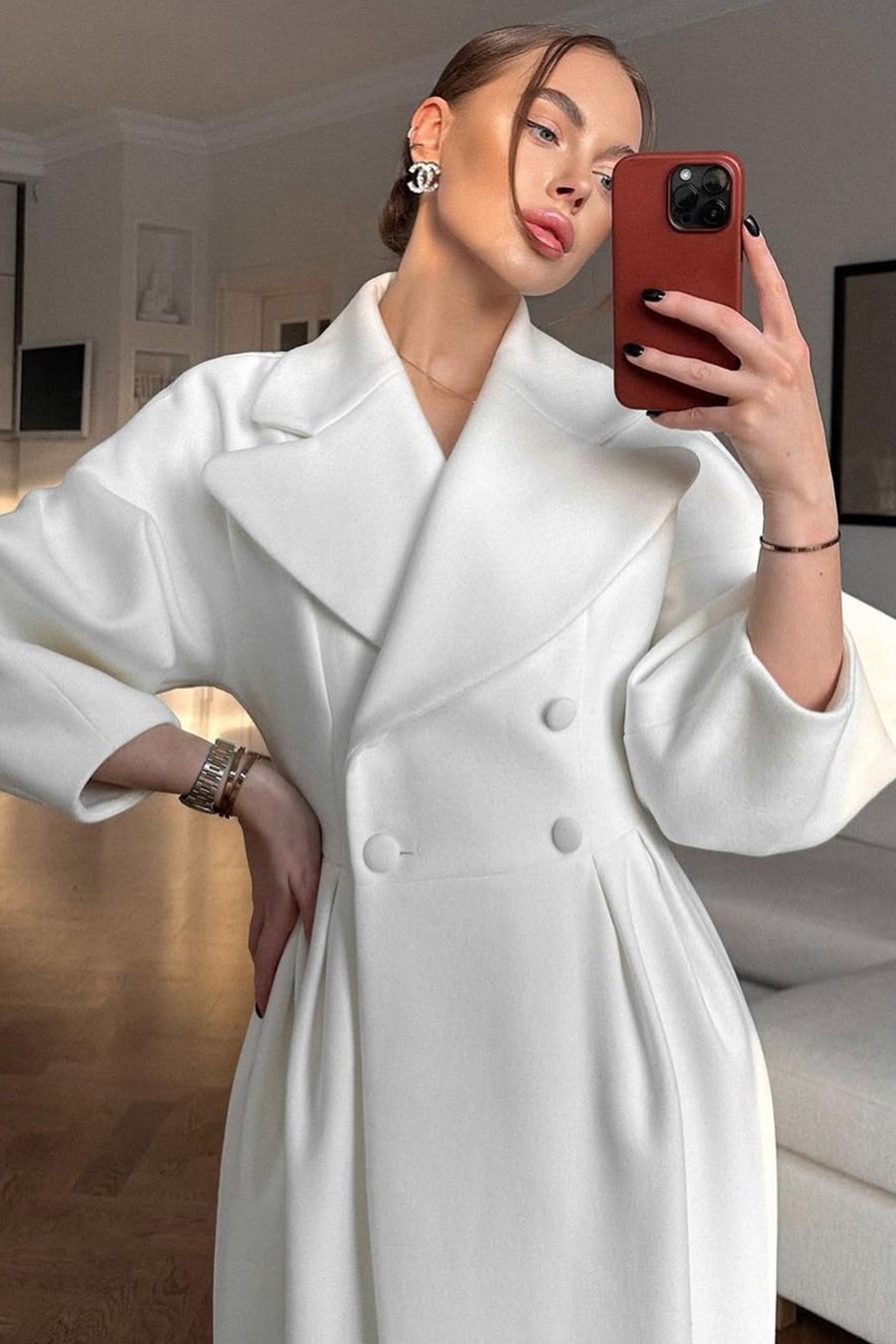 Małgorzata I Elegancki, długi płaszcz  – stylowy fason, idealny na chłodniejsze dni i wyjątkowe okazje