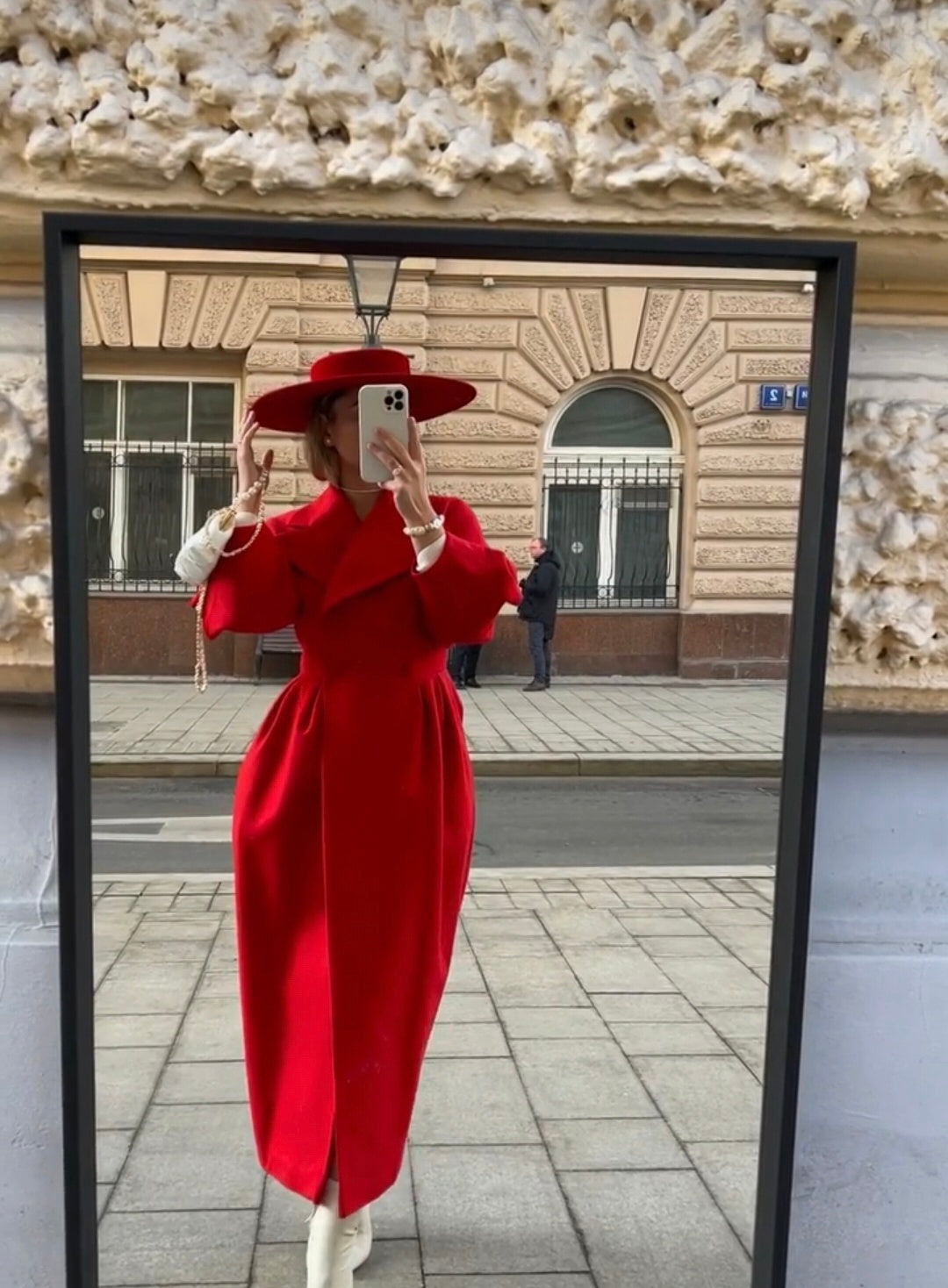 Małgorzata I Elegancki, długi płaszcz  – stylowy fason, idealny na chłodniejsze dni i wyjątkowe okazje