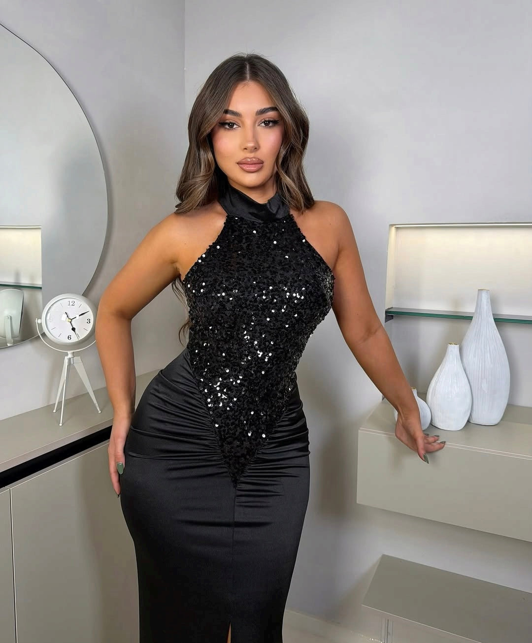 Aleksandra I sukienka czarna – długi fason dopasowany przy szyi, idealna na wyjątkowe okazje i przyjęcia