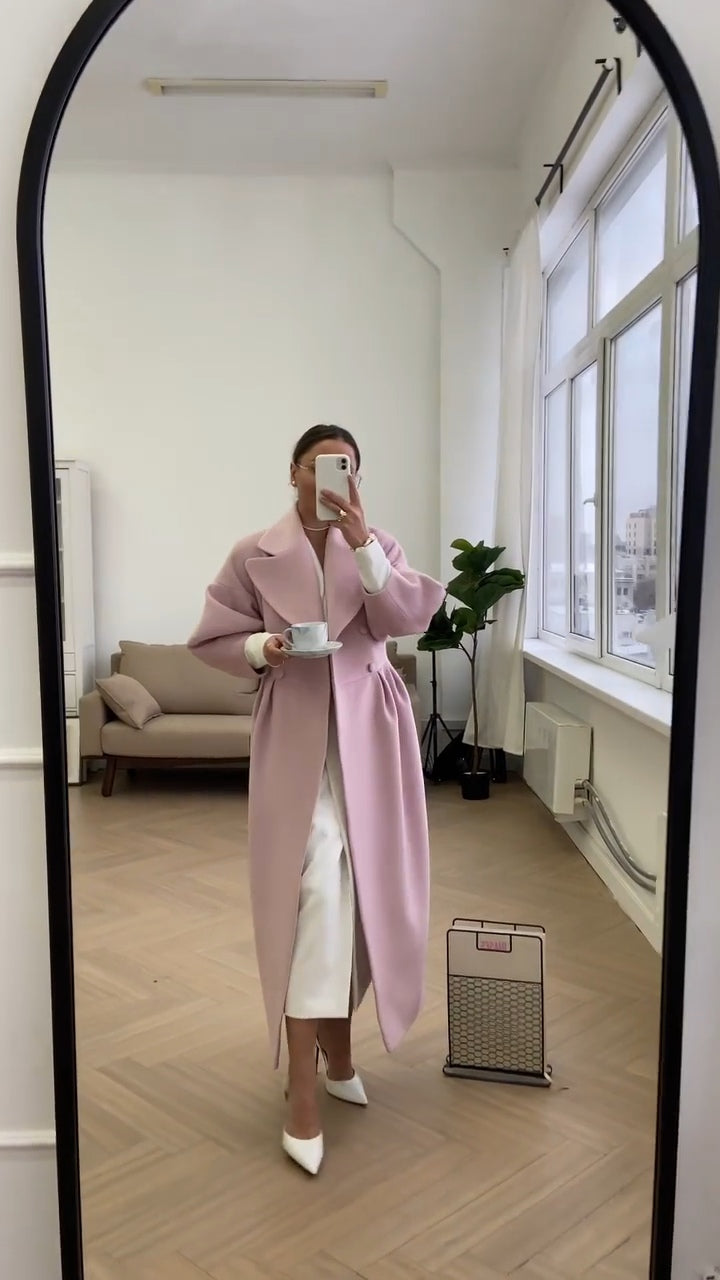 Małgorzata I Elegancki, długi płaszcz  – stylowy fason, idealny na chłodniejsze dni i wyjątkowe okazje