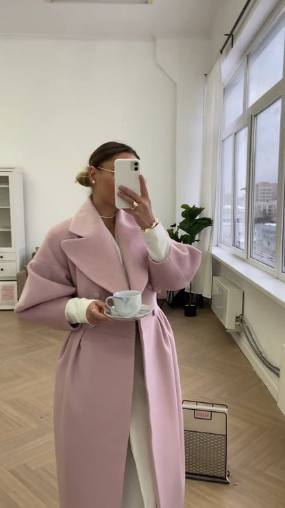 Małgorzata I Elegancki, długi płaszcz  – stylowy fason, idealny na chłodniejsze dni i wyjątkowe okazje