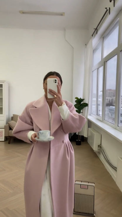 Małgorzata I Elegancki, długi płaszcz  – stylowy fason, idealny na chłodniejsze dni i wyjątkowe okazje