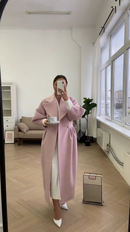 Małgorzata I Elegancki, długi płaszcz  – stylowy fason, idealny na chłodniejsze dni i wyjątkowe okazje