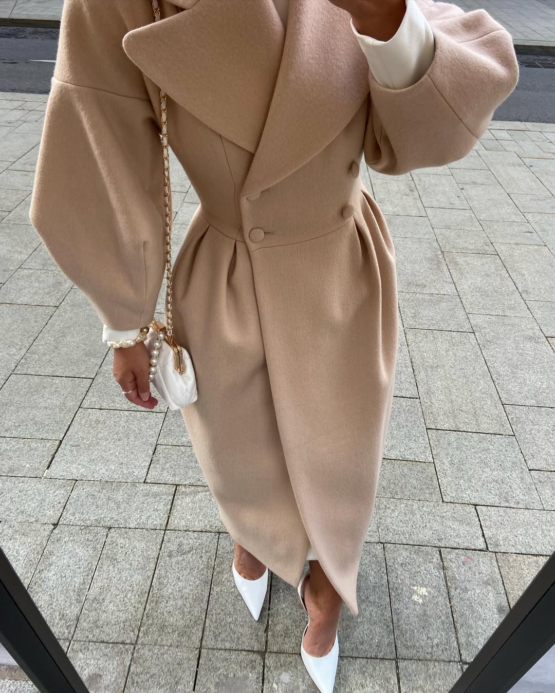 Małgorzata I Elegancki, długi płaszcz  – stylowy fason, idealny na chłodniejsze dni i wyjątkowe okazje