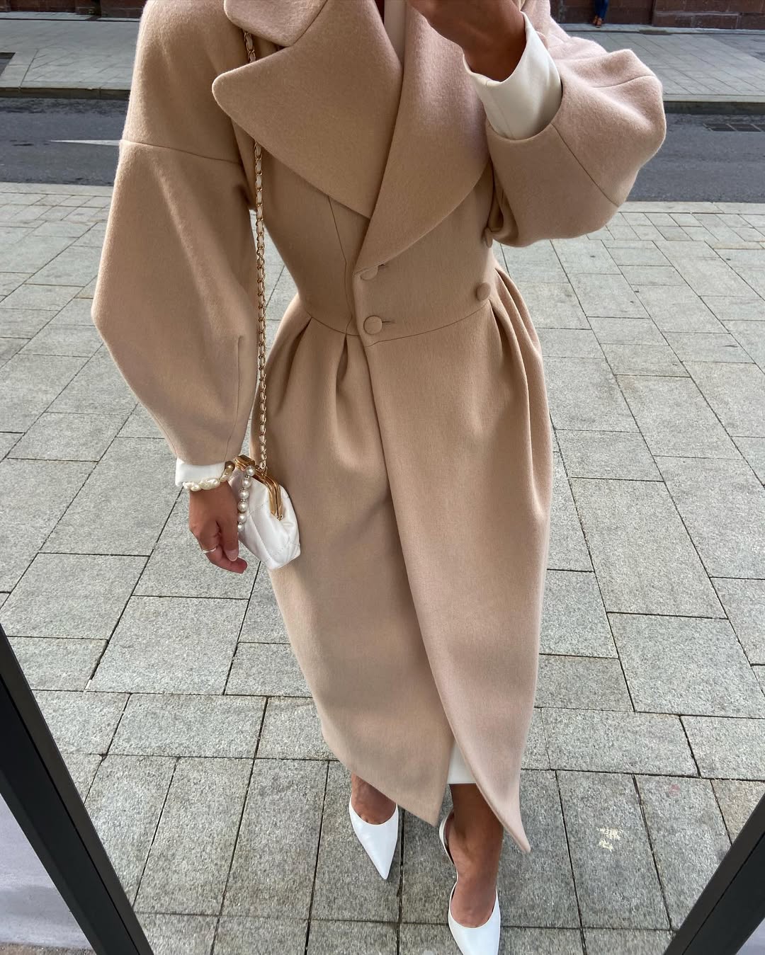 Małgorzata I Elegancki, długi płaszcz  – stylowy fason, idealny na chłodniejsze dni i wyjątkowe okazje