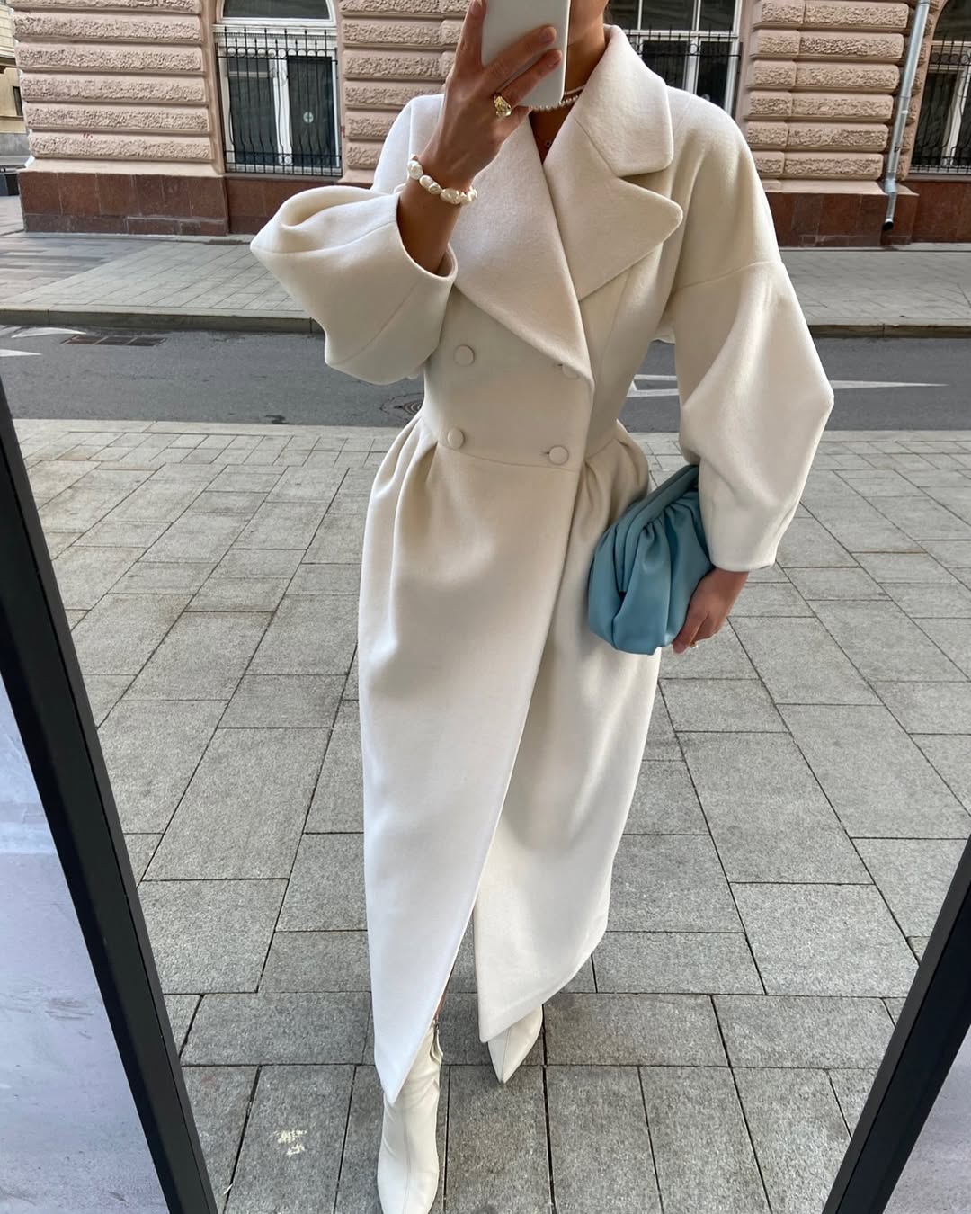 Małgorzata I Elegancki, długi płaszcz  – stylowy fason, idealny na chłodniejsze dni i wyjątkowe okazje