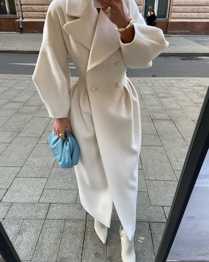 Małgorzata I Elegancki, długi płaszcz  – stylowy fason, idealny na chłodniejsze dni i wyjątkowe okazje