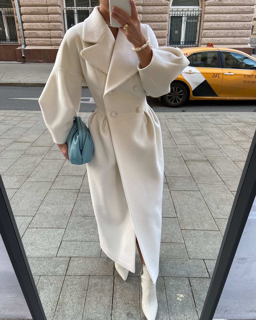 Małgorzata I Elegancki, długi płaszcz  – stylowy fason, idealny na chłodniejsze dni i wyjątkowe okazje