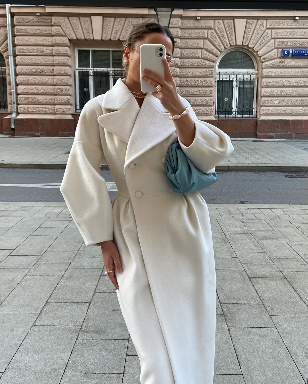 Małgorzata I Elegancki, długi płaszcz  – stylowy fason, idealny na chłodniejsze dni i wyjątkowe okazje