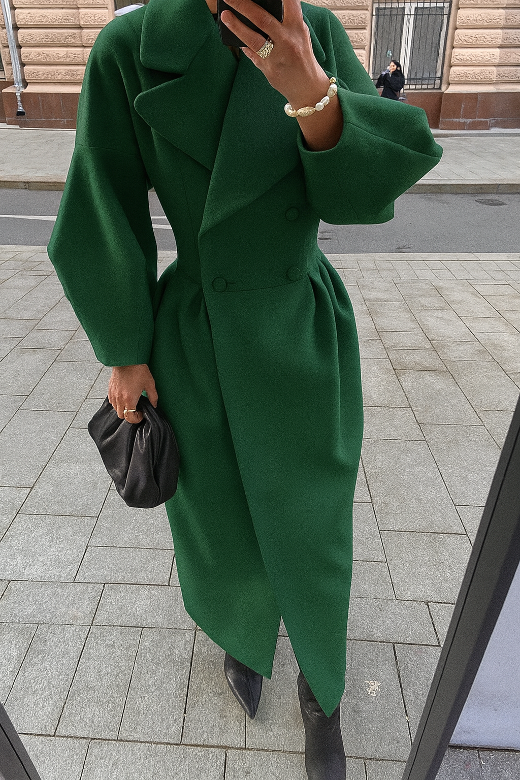 Małgorzata I Elegancki, długi płaszcz  – stylowy fason, idealny na chłodniejsze dni i wyjątkowe okazje