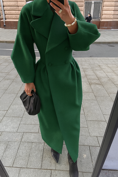 Małgorzata I Elegancki, długi płaszcz  – stylowy fason, idealny na chłodniejsze dni i wyjątkowe okazje