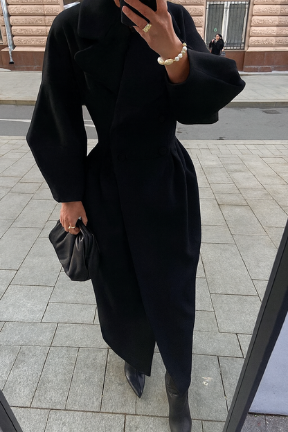 Małgorzata I Elegancki, długi płaszcz  – stylowy fason, idealny na chłodniejsze dni i wyjątkowe okazje