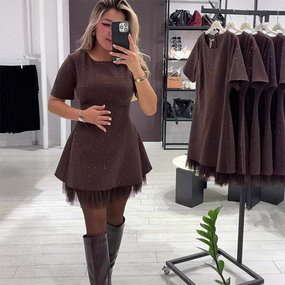 Wiktoria I Mini sukienka damska z krótkim rękawem i błyszczącą koronkową lamówką | Elegancka i olśniewająca