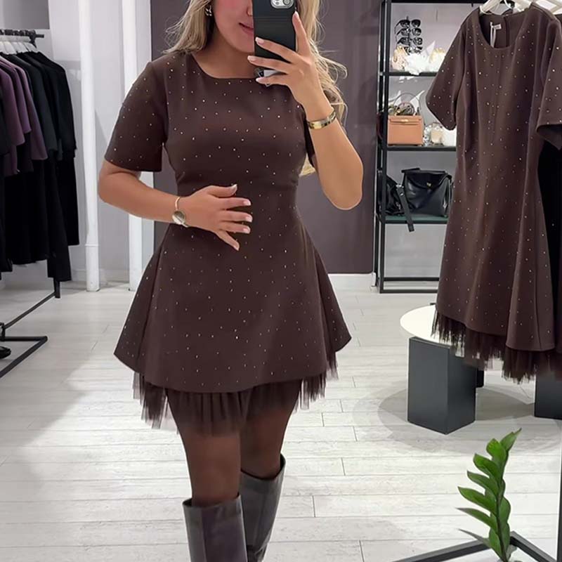 Wiktoria I Mini sukienka damska z krótkim rękawem i błyszczącą koronkową lamówką | Elegancka i olśniewająca