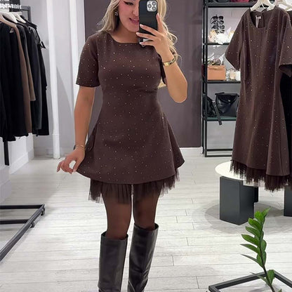 Wiktoria I Mini sukienka damska z krótkim rękawem i błyszczącą koronkową lamówką | Elegancka i olśniewająca